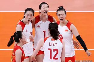 Như vậy không đúng! HLV bóng rổ nữ Bắc Kinh dùng cơ thể ngăn cản cầu thủ phát bóng đường biên&cản trở cầu thủ vào sân